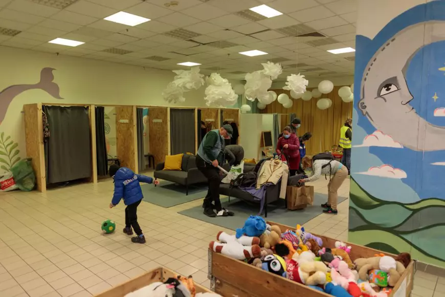 Corespondență din Polonia: Miraculoasa transformare a unui mall decăzut în centru pentru refugiați