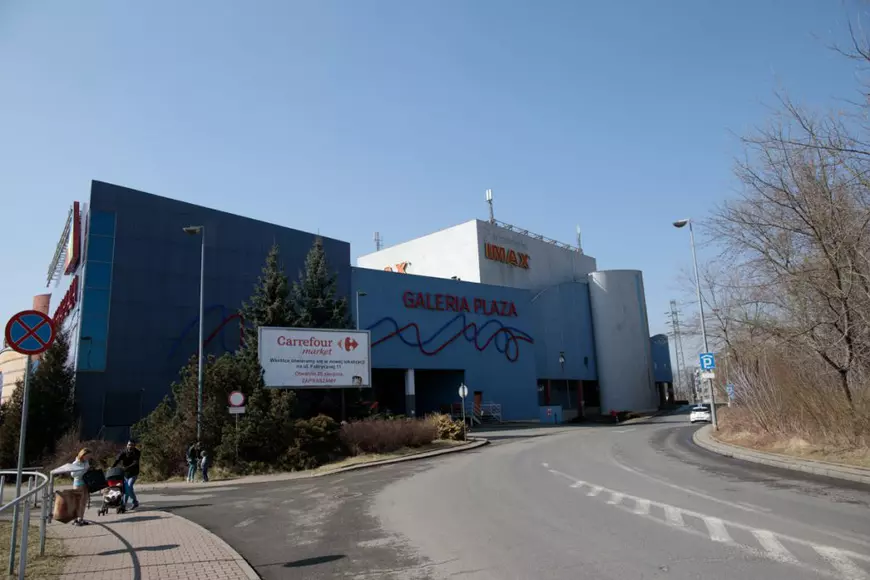 Corespondență din Polonia: Miraculoasa transformare a unui mall decăzut în centru pentru refugiați