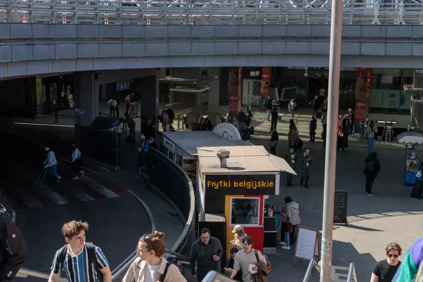 Corespondență din Polonia: Miraculoasa transformare a unui mall decăzut în centru pentru refugiați