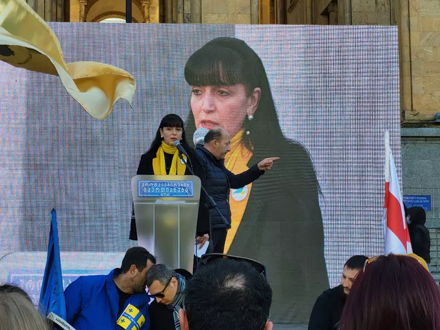 Corespondență din Georgia. Uneori, cei mai îndârjiți apărători ai libertății sunt cei care nu s-au bucurat de ea: demonstrație pro Ucraina și pro UE la Tbilisi