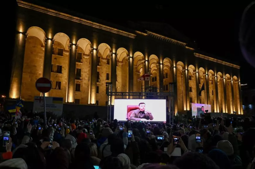 VIDEO | Proteste uriașe în mai multe orașe față de invazia Rusiei în Ucraina. Zelenski le-a transmis live, pe Zoom, un mesaj oamenilor ieșiți în stradă