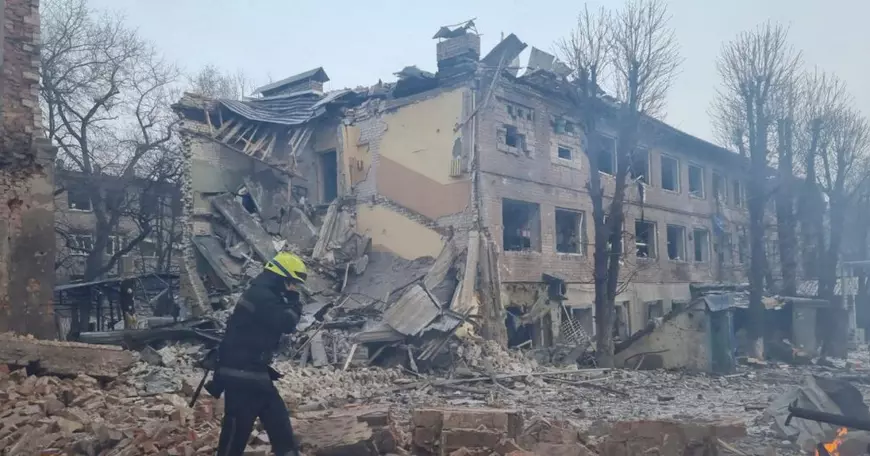 VIDEO | Cum arată orașul Dnipro, după atacurile aeriene ruse. Clădiri transformate în moloz, incendii și fum