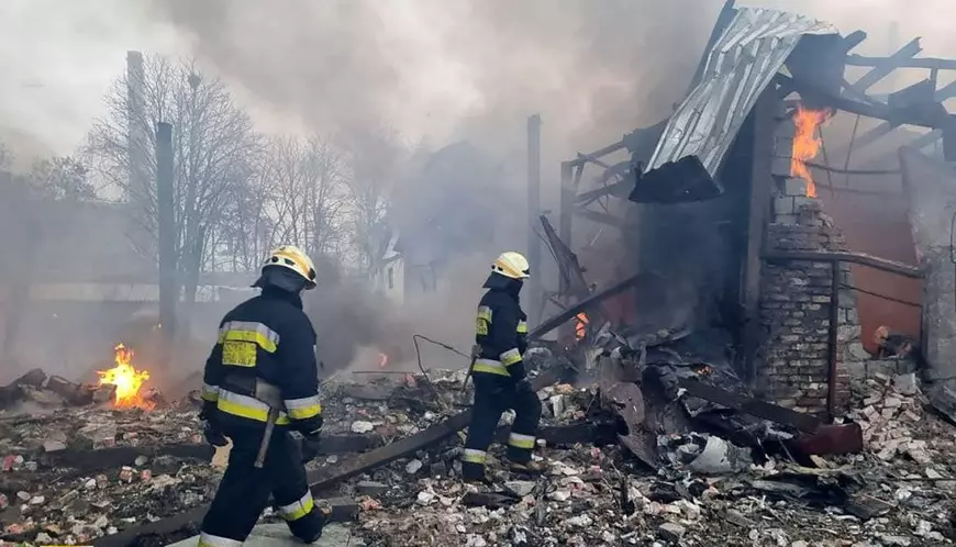 VIDEO | Cum arată orașul Dnipro, după atacurile aeriene ruse. Clădiri transformate în moloz, incendii și fum