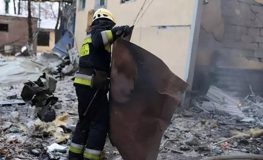VIDEO | Cum arată orașul Dnipro, după atacurile aeriene ruse. Clădiri transformate în moloz, incendii și fum