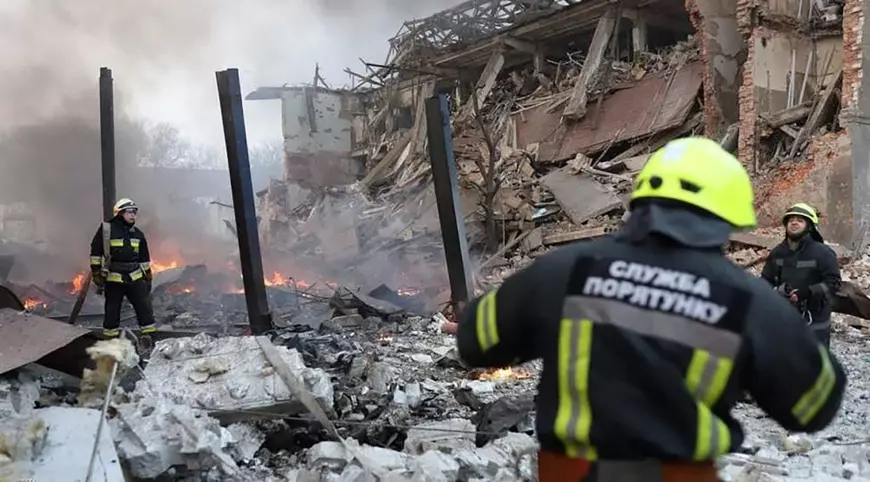 VIDEO | Cum arată orașul Dnipro, după atacurile aeriene ruse. Clădiri transformate în moloz, incendii și fum