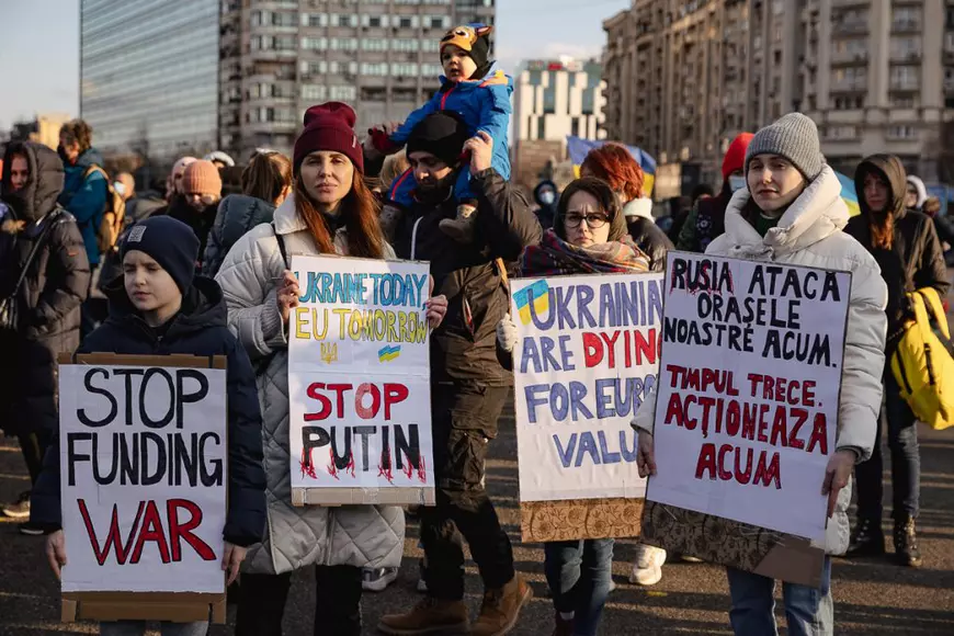 Refugiații ucraineni au protestat, alături de români, în fața Ambasadei Rusiei, cu gândul la cei de acasă „care trăiesc sub pământ”