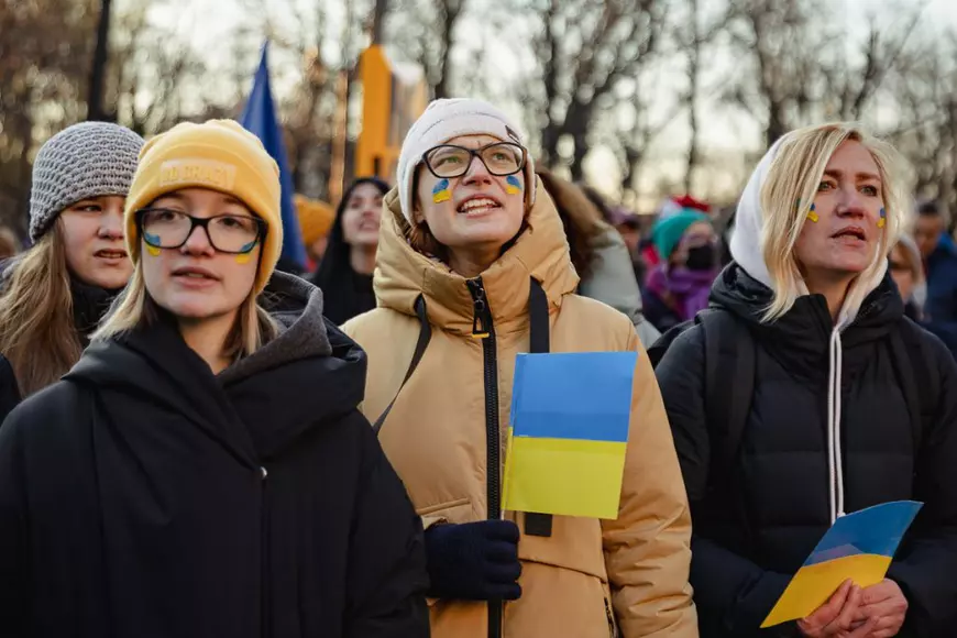 Refugiații ucraineni au protestat, alături de români, în fața Ambasadei Rusiei, cu gândul la cei de acasă „care trăiesc sub pământ”