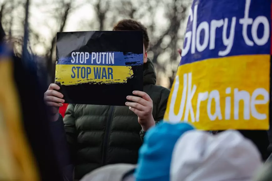 Refugiații ucraineni au protestat, alături de români, în fața Ambasadei Rusiei, cu gândul la cei de acasă „care trăiesc sub pământ”