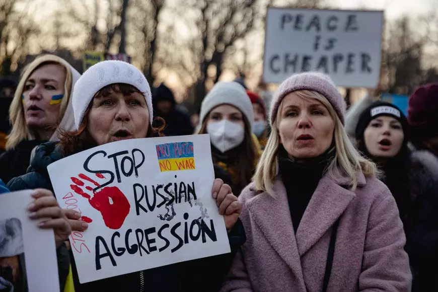 Refugiații ucraineni au protestat, alături de români, în fața Ambasadei Rusiei, cu gândul la cei de acasă „care trăiesc sub pământ”