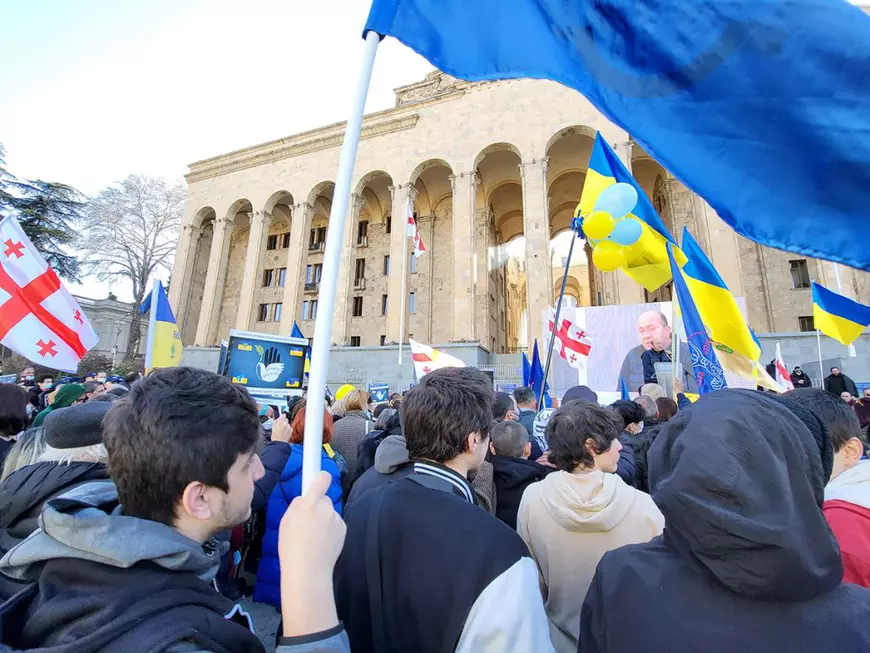 Corespondență din Georgia. Uneori, cei mai îndârjiți apărători ai libertății sunt cei care nu s-au bucurat de ea: demonstrație pro Ucraina și pro UE la Tbilisi