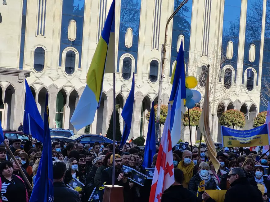 Corespondență din Georgia. Uneori, cei mai îndârjiți apărători ai libertății sunt cei care nu s-au bucurat de ea: demonstrație pro Ucraina și pro UE la Tbilisi