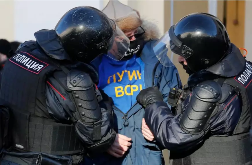 „Poate sancțiunile îi vor face pe ruși să iasă la proteste masive. Nu pentru Ucraina, pentru propriul stomac”. Interviu cu un activist din Rusia