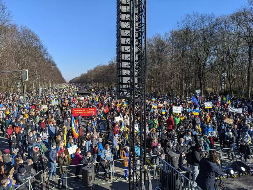 Reportaj din mijlocul a 60.000 de oameni care au protestat la Berlin pentru Ucraina. „Nu înarmării” vs „Nu putem opri războiul fără arme”