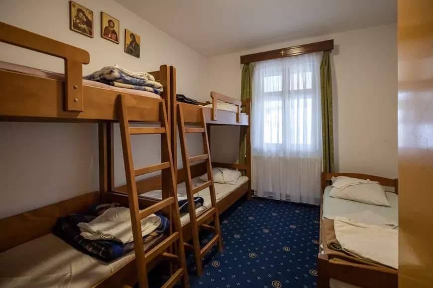 Refugiaţi ucraineni au ajuns la Mănăstirea Putna: „Mâncarea nu e o problemă, la cazare găsim soluţii”
