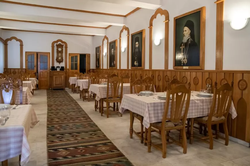 Refugiaţi ucraineni au ajuns la Mănăstirea Putna: „Mâncarea nu e o problemă, la cazare găsim soluţii”