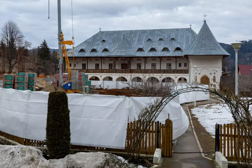 Refugiaţi ucraineni au ajuns la Mănăstirea Putna: „Mâncarea nu e o problemă, la cazare găsim soluţii”
