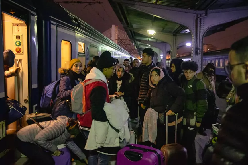 IMAGINI. Fuga de război a viitorilor medici ai Nigeriei trece prin Gara de Nord. Cum au ajuns să studieze tocmai în Ucraina