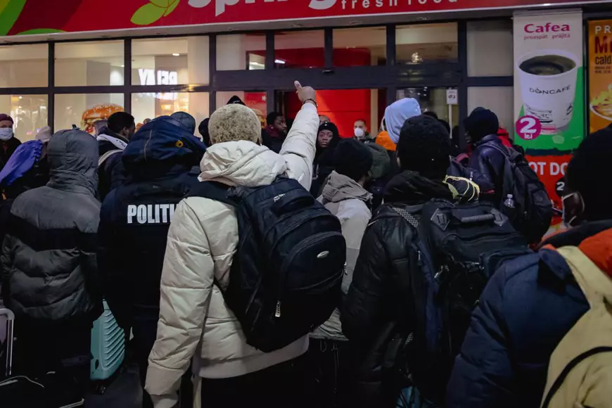 IMAGINI. Fuga de război a viitorilor medici ai Nigeriei trece prin Gara de Nord. Cum au ajuns să studieze tocmai în Ucraina