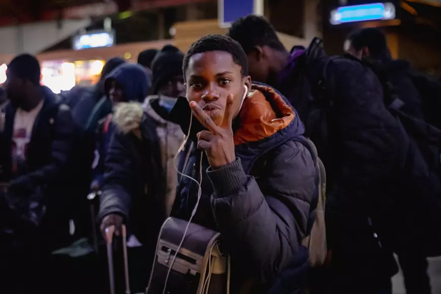 IMAGINI. Fuga de război a viitorilor medici ai Nigeriei trece prin Gara de Nord. Cum au ajuns să studieze tocmai în Ucraina