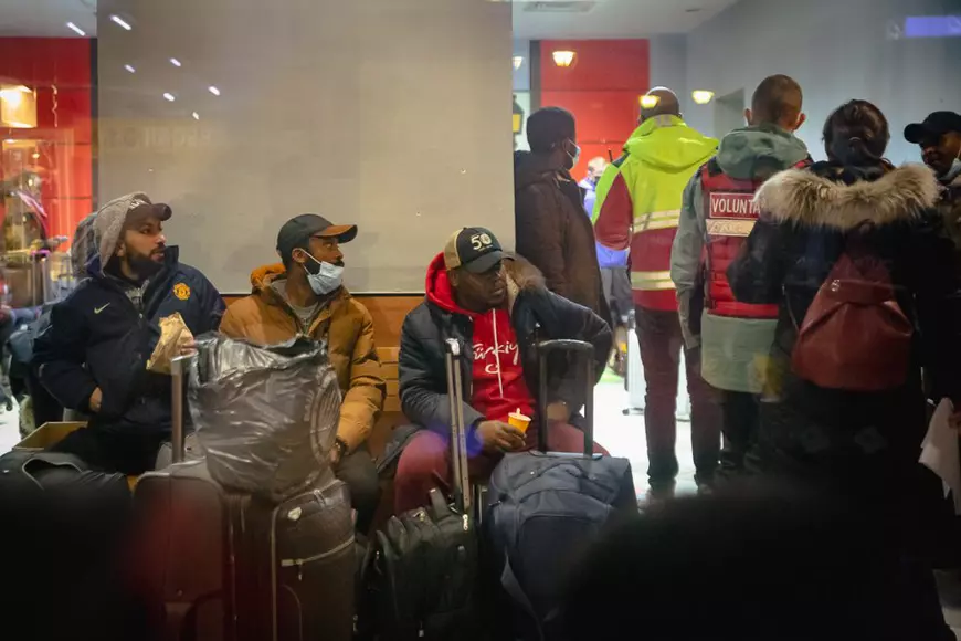 IMAGINI. Fuga de război a viitorilor medici ai Nigeriei trece prin Gara de Nord. Cum au ajuns să studieze tocmai în Ucraina