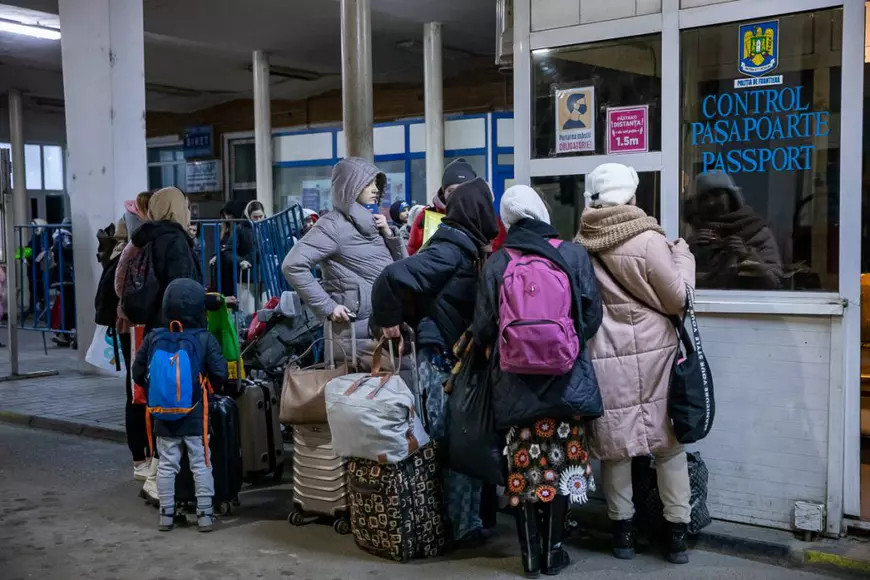 Banii ucrainenilor, mituri și realități. Cât sunt salariile de la care vin refugiații, în ce le-au investit?