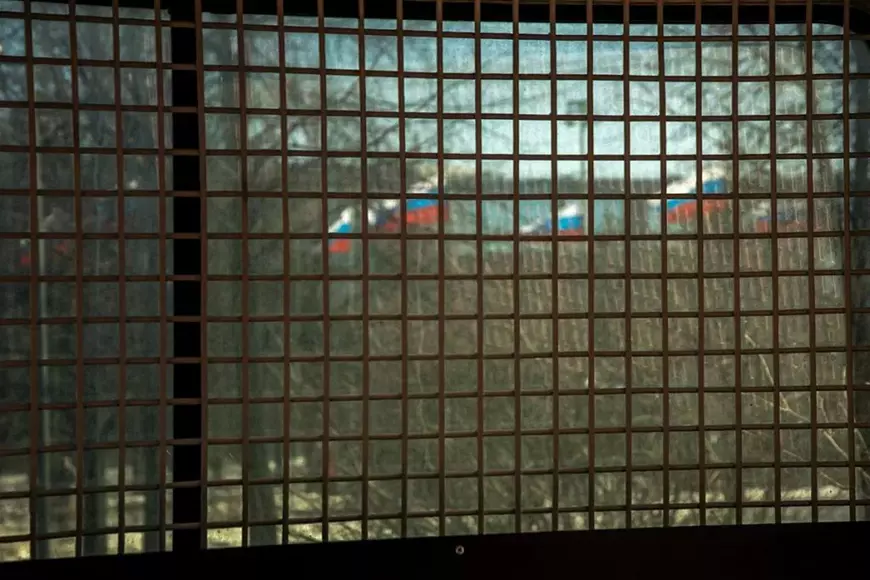 Jurnaliștii ruși incomozi au văzut mitingul în favoarea lui Putin din cușca poliției