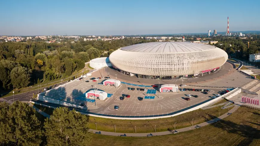 Corespondență din Cracovia. Mărturia bunicii rusoaice scăpate din Mariupol: „După săptămâni de asediu, un proiectil GRAD mi-a căzut în fântână. Mi-am luat nepoata și am plecat”