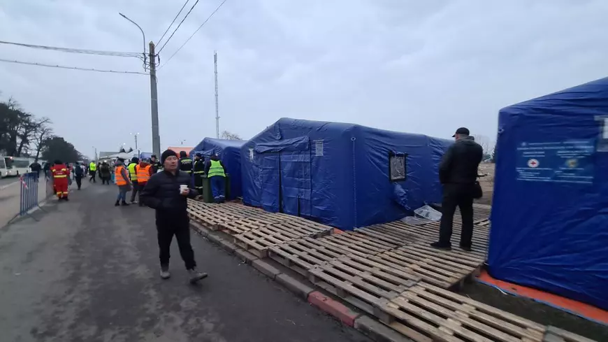 Pasul doi în criza refugiaților: „E nevoie ca statul să coordoneze resursele colectate”. Voluntarii din Vama Siret vorbesc deja de risipă