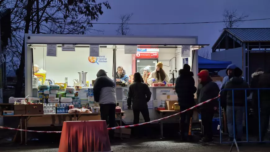 Pasul doi în criza refugiaților: „E nevoie ca statul să coordoneze resursele colectate”. Voluntarii din Vama Siret vorbesc deja de risipă