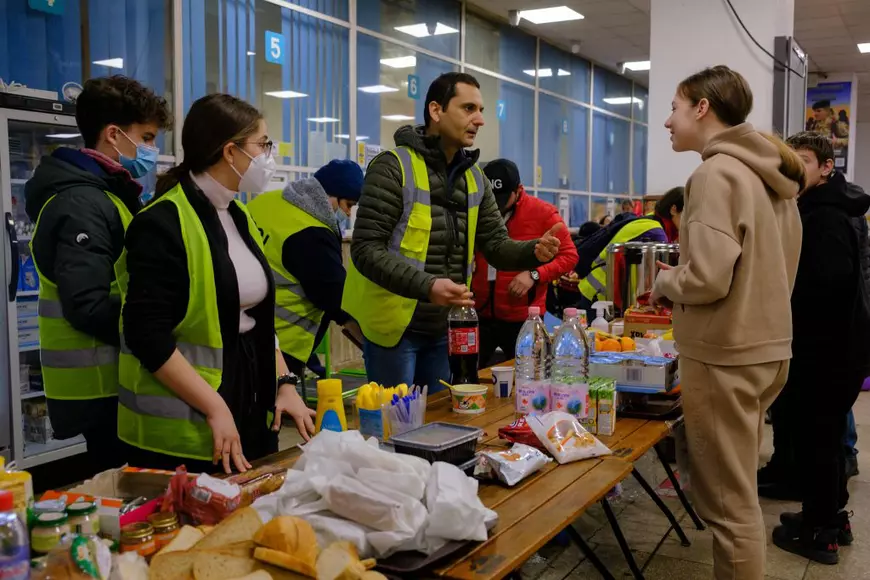 REPORTAJ. „My name is Cola” - cum poți deveni voluntar la Gara de Nord și ce faci