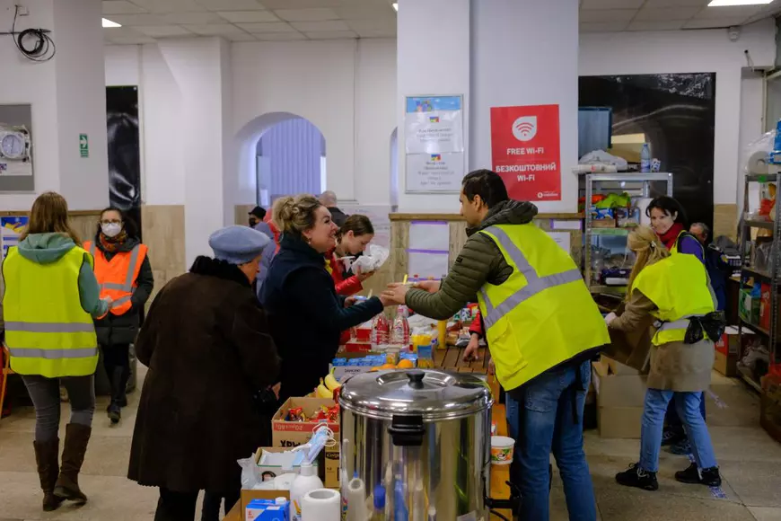 REPORTAJ. „My name is Cola” - cum poți deveni voluntar la Gara de Nord și ce faci