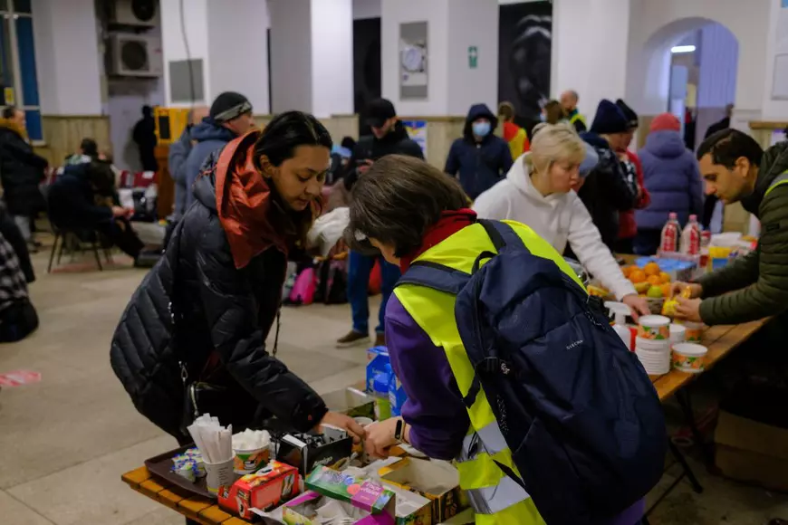 REPORTAJ. „My name is Cola” - cum poți deveni voluntar la Gara de Nord și ce faci