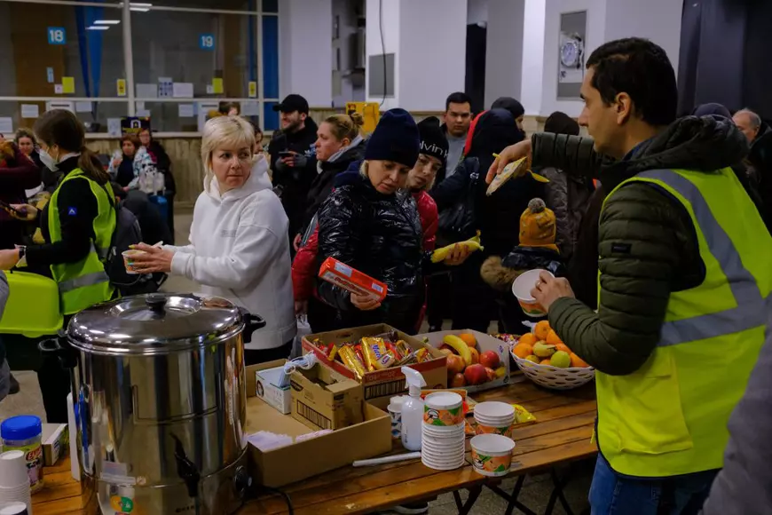 REPORTAJ. „My name is Cola” - cum poți deveni voluntar la Gara de Nord și ce faci