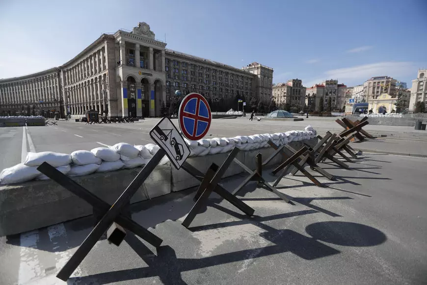 „Kievul e gata de luptă!”. Locuitorii capitalei ucrainene se pregătesc de venirea forțelor ruse. Primar: „Fiecare stradă, fiecare casă este fortificată”