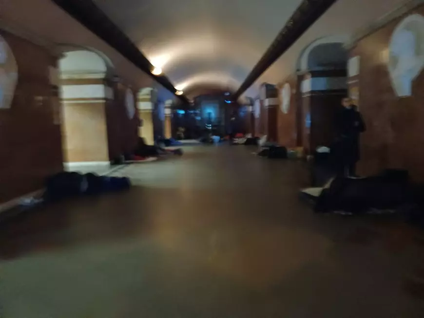 CORESPONDENȚĂ: Ziua la Kiev a început cu imnul Ucrainei cântat în stațiile de metrou care au adăpostit mai ales femei și copii. Deși bombardată, televiziunea emite, iar internetul funcționează