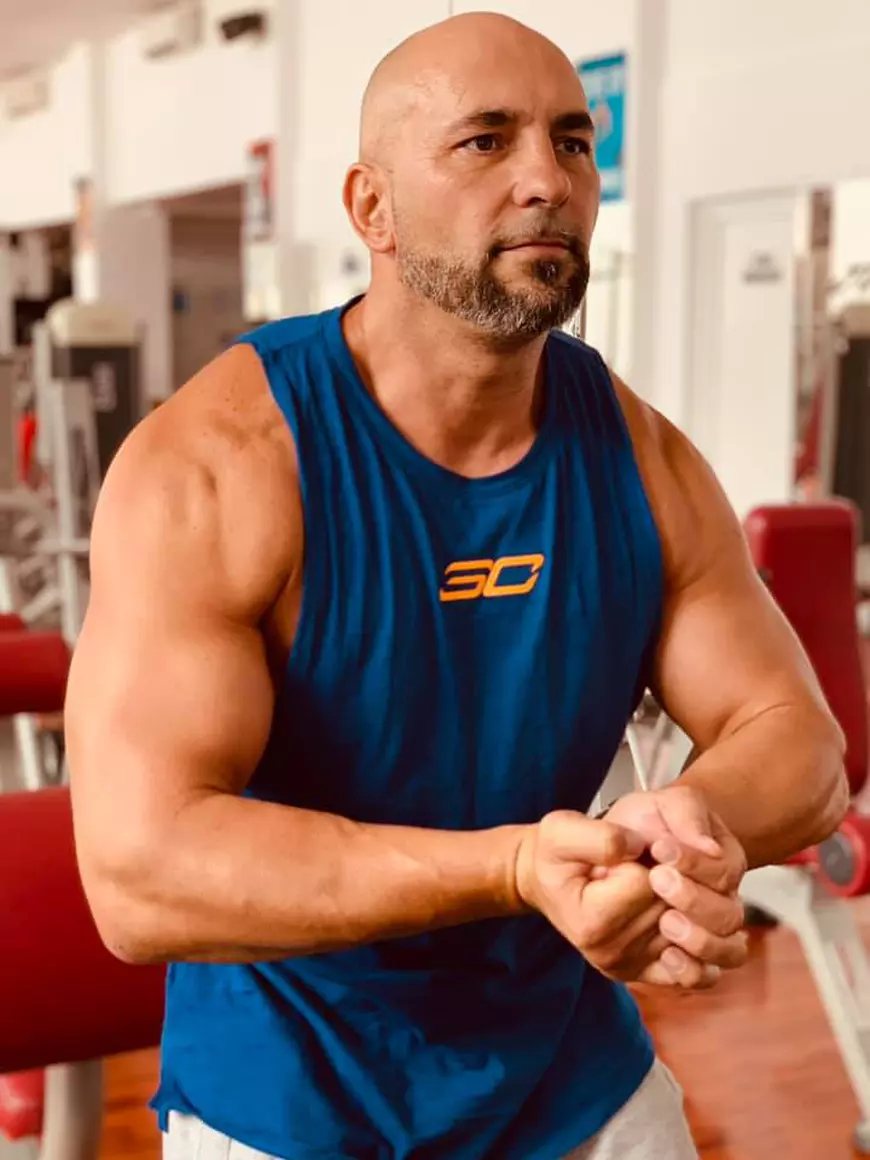 „Nici în Ghana nu am fi pățit așa ceva”. Povestea africanilor care spun că au fost plătiți mai prost ca acasă după mai bine de o lună de muncă pe șantierul din București al unui celebru luptător de K1