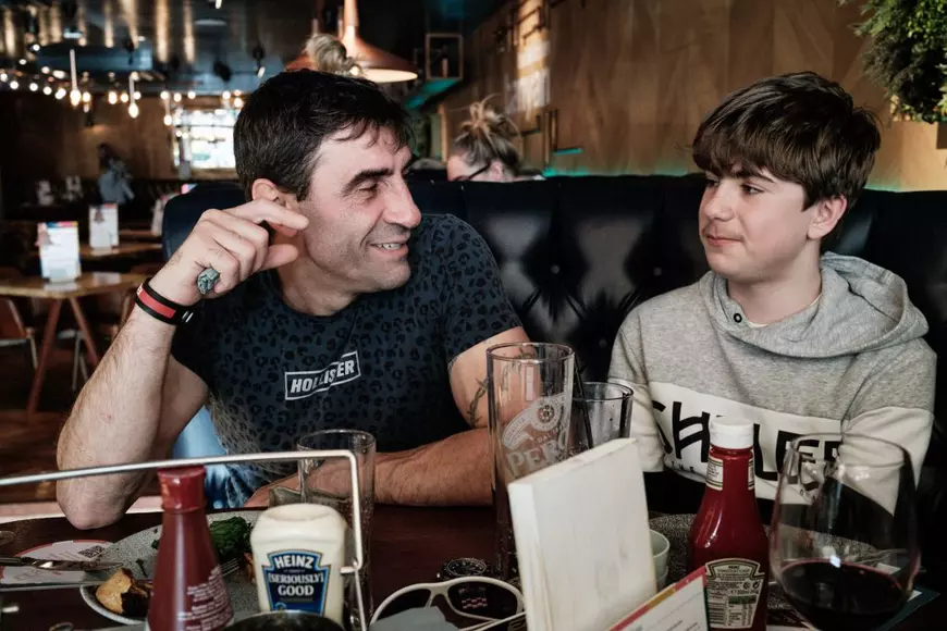 Viața și patimile unui român pe care l-a salvat plecarea în străinătate: „Dacă era să rămân în țară, ori eram la pușcărie, ori eram un bețiv profesionist, ori eram mort”