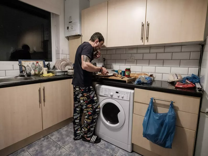 Viața și patimile unui român pe care l-a salvat plecarea în străinătate: „Dacă era să rămân în țară, ori eram la pușcărie, ori eram un bețiv profesionist, ori eram mort”