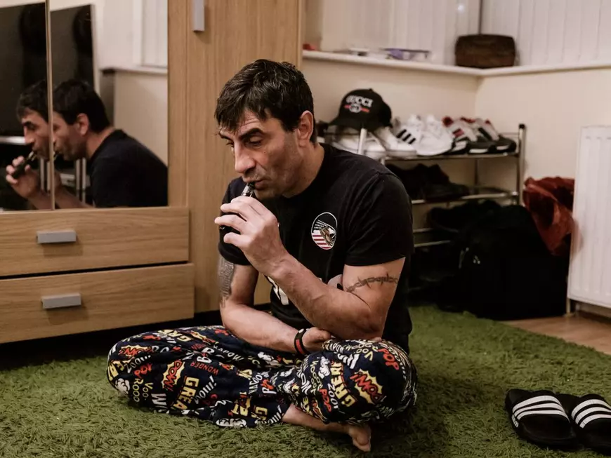 Viața și patimile unui român pe care l-a salvat plecarea în străinătate: „Dacă era să rămân în țară, ori eram la pușcărie, ori eram un bețiv profesionist, ori eram mort”