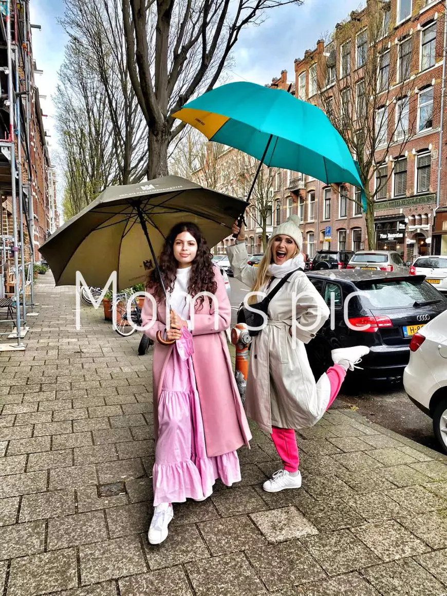 Imagine rară cu fata cea mare a lui Cabral și a Luanei Ibacka. Inoke și mama ei, pe străzile din Amsterdam