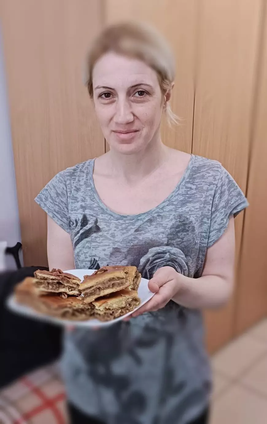 15 tăvi cu „tort” armenesc, gestul de recunoștință pentru români de Paști al Marinei, fugită din calea războiului: „În clipa în care am intrat în România, ni s-au dat de toate”