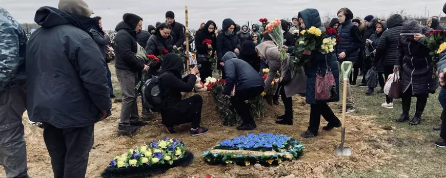 Elisei, un băiețel ucrainean de 13 ani, ucis în fața ochilor mamei sale: „Ne-au făcut cu mâna, de parcă ne-ar fi urat  drum bun, apoi au tras”