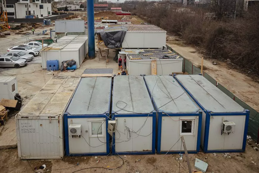 „Nici în Ghana nu am fi pățit așa ceva”. Povestea africanilor care spun că au fost plătiți mai prost ca acasă după mai bine de o lună de muncă pe șantierul din București al unui celebru luptător de K1