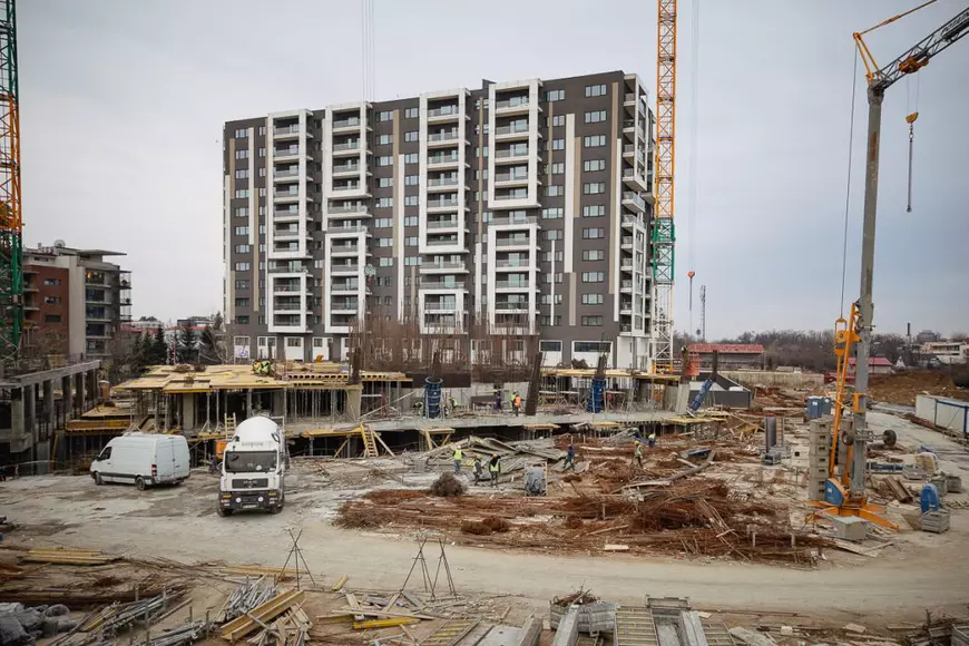 „Nici în Ghana nu am fi pățit așa ceva”. Povestea africanilor care spun că au fost plătiți mai prost ca acasă după mai bine de o lună de muncă pe șantierul din București al unui celebru luptător de K1