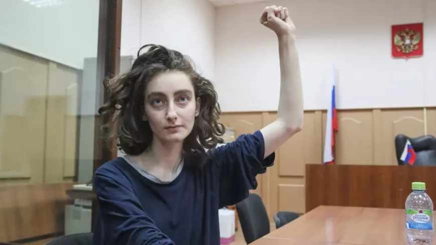 Fără frică. Ce a spus în fața judecătorilor o studentă din Rusia, arestată la domiciliu de un an de zile, care are voie să iasă din casă doar între 8 și 10 dimineața