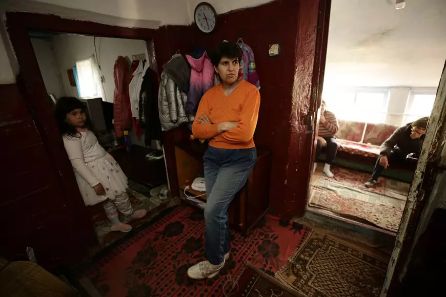 Fața discretă a Bisericii. Miracolul făcut de un preot și de oamenii dintr-un sat din Tulcea pentru o fetiță sărmană de 8 ani: „Roz a vrut, roz a ieșit!”