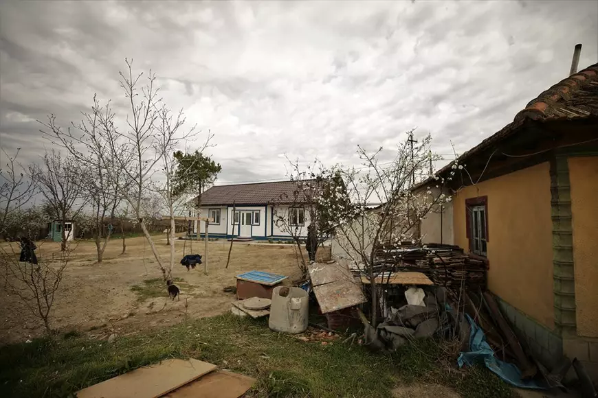 Fața discretă a Bisericii. Miracolul făcut de un preot și de oamenii dintr-un sat din Tulcea pentru o fetiță sărmană de 8 ani: „Roz a vrut, roz a ieșit!”