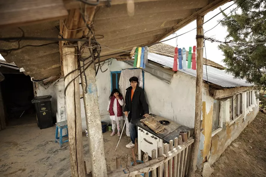 Fața discretă a Bisericii. Miracolul făcut de un preot și de oamenii dintr-un sat din Tulcea pentru o fetiță sărmană de 8 ani: „Roz a vrut, roz a ieșit!”