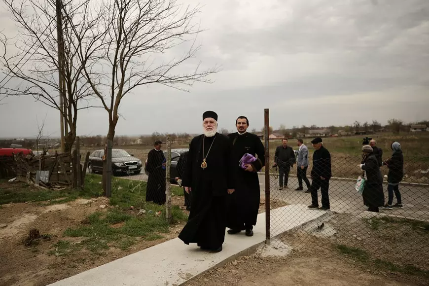 Fața discretă a Bisericii. Miracolul făcut de un preot și de oamenii dintr-un sat din Tulcea pentru o fetiță sărmană de 8 ani: „Roz a vrut, roz a ieșit!”