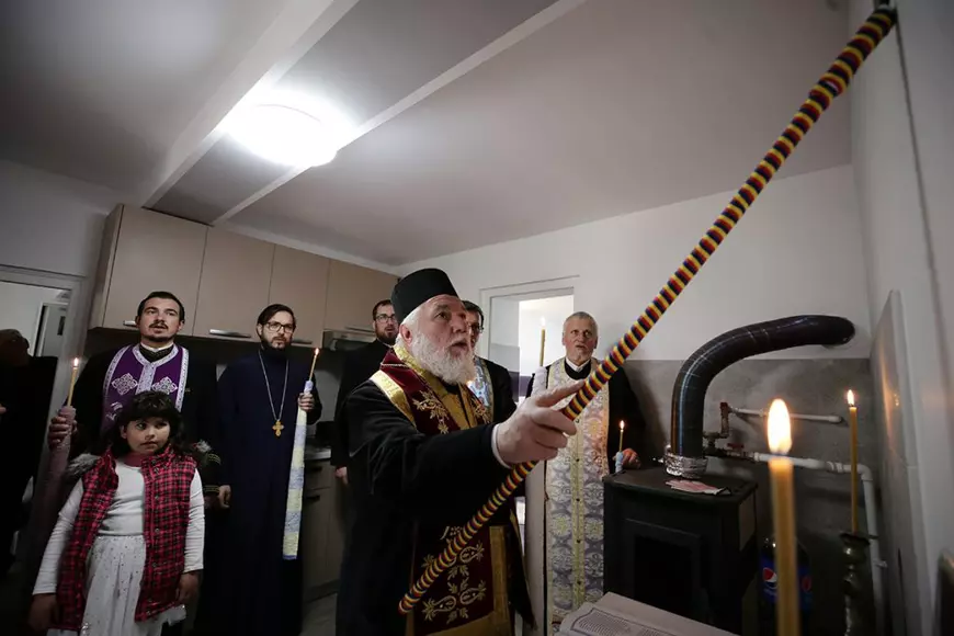 Fața discretă a Bisericii. Miracolul făcut de un preot și de oamenii dintr-un sat din Tulcea pentru o fetiță sărmană de 8 ani: „Roz a vrut, roz a ieșit!”